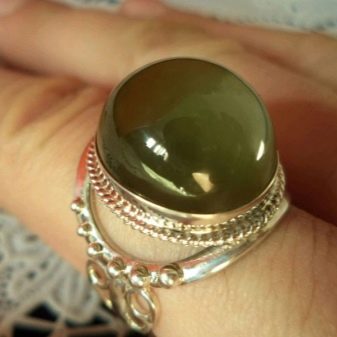 Камінь котяче око (42 фото): як виглядає натуральний мінерал? Значення і магічні властивості, опис рожевих і зелених, блакитних і білих каменів