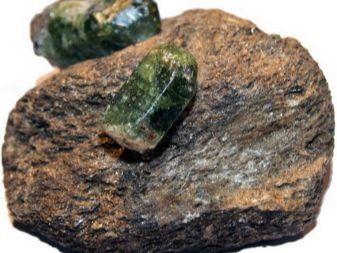 Камінь котяче око (42 фото): як виглядає натуральний мінерал? Значення і магічні властивості, опис рожевих і зелених, блакитних і білих каменів