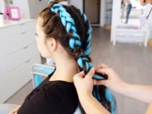 Канекалон для дітей (25 фото): штучні волосся для дівчаток. Як вплести їх у дитячу зачіску? Чи можна ходити в школу з такими косами?