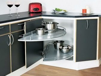 Карусель в шафу для кухні (12 фото): вибір полиці-каруселі для нижнього і верхнього кутового шафи. Особливості обертових і висувних механізмів