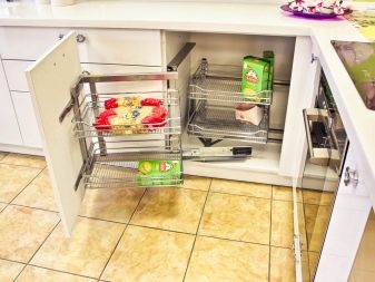 Карусель в шафу для кухні (12 фото): вибір полиці-каруселі для нижнього і верхнього кутового шафи. Особливості обертових і висувних механізмів