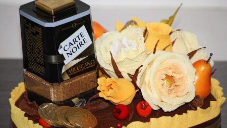 Кави в подарунок (27 фото): як оригінально подарувати кавовий набір? Як красиво упакувати банку розчинної каву або каву в зернах з кухлем і ложкою? Як зробити кавовий букет?