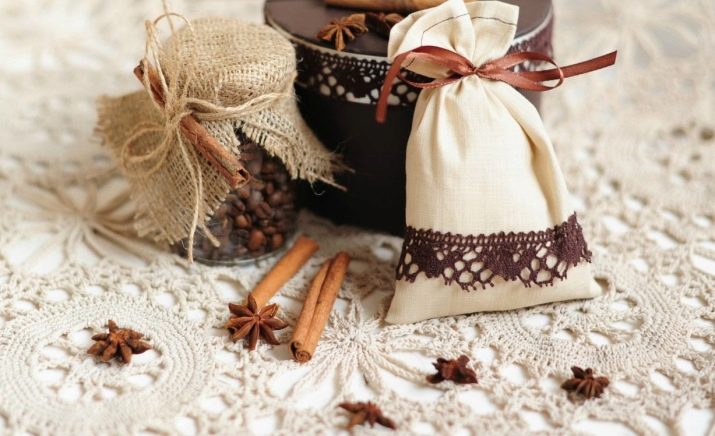 Кави в подарунок (27 фото): як оригінально подарувати кавовий набір? Як красиво упакувати банку розчинної каву або каву в зернах з кухлем і ложкою? Як зробити кавовий букет?