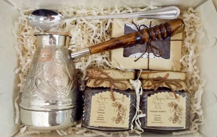 Кави в подарунок (27 фото): як оригінально подарувати кавовий набір? Як красиво упакувати банку розчинної каву або каву в зернах з кухлем і ложкою? Як зробити кавовий букет?