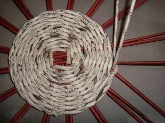 Короби з газетних трубочок (32 фото): покрокове плетіння прямокутного або квадратного коробка для зберігання своїми руками, докладний майстер-клас для початківців