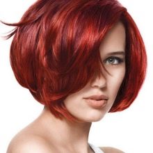 Короткі червоні волосся (33 фото): відтінки червоного кольору для дівчат зі стрижкою каре з чубчиком і без