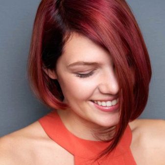 Короткі червоні волосся (33 фото): відтінки червоного кольору для дівчат зі стрижкою каре з чубчиком і без
