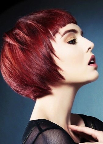 Короткі червоні волосся (33 фото): відтінки червоного кольору для дівчат зі стрижкою каре з чубчиком і без