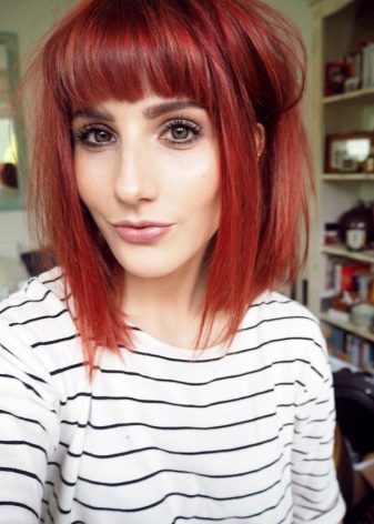 Короткі червоні волосся (33 фото): відтінки червоного кольору для дівчат зі стрижкою каре з чубчиком і без
