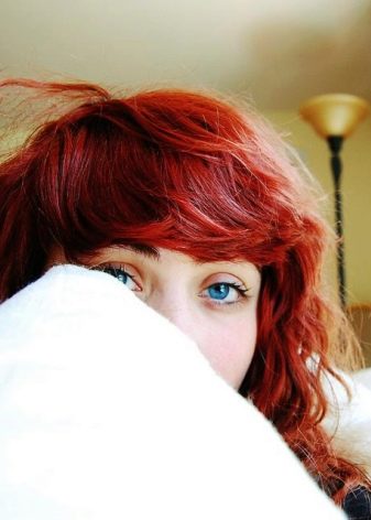 Короткі червоні волосся (33 фото): відтінки червоного кольору для дівчат зі стрижкою каре з чубчиком і без