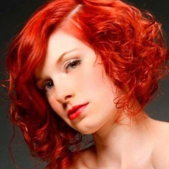 Короткі червоні волосся (33 фото): відтінки червоного кольору для дівчат зі стрижкою каре з чубчиком і без