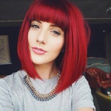 Короткі червоні волосся (33 фото): відтінки червоного кольору для дівчат зі стрижкою каре з чубчиком і без