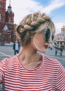 Коса навколо голови (54 фото): як заплести косичку по колу? Плетіння зачіски-кошики на довге волосся і коси-обідка з розпущеним волоссям