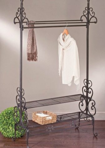 Ковані вішалки в передпокій (42 фото): вибираємо настінні і підлогові ковані вішалки, приклади в інтер’єрі
