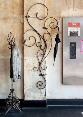 Ковані вішалки в передпокій (42 фото): вибираємо настінні і підлогові ковані вішалки, приклади в інтер’єрі