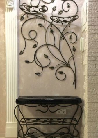 Ковані вішалки в передпокій (42 фото): вибираємо настінні і підлогові ковані вішалки, приклади в інтер’єрі