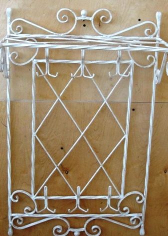 Ковані вішалки в передпокій (42 фото): вибираємо настінні і підлогові ковані вішалки, приклади в інтер’єрі