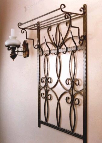 Ковані вішалки в передпокій (42 фото): вибираємо настінні і підлогові ковані вішалки, приклади в інтер’єрі