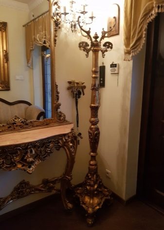 Ковані вішалки в передпокій (42 фото): вибираємо настінні і підлогові ковані вішалки, приклади в інтер’єрі