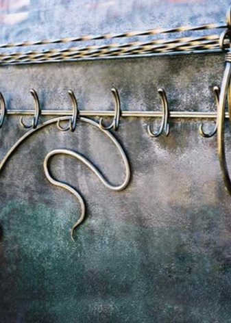 Ковані вішалки в передпокій (42 фото): вибираємо настінні і підлогові ковані вішалки, приклади в інтер’єрі