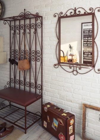 Ковані вішалки в передпокій (42 фото): вибираємо настінні і підлогові ковані вішалки, приклади в інтер’єрі