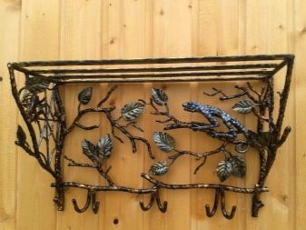 Ковані вішалки в передпокій (42 фото): вибираємо настінні і підлогові ковані вішалки, приклади в інтер’єрі