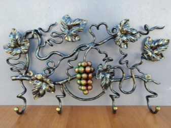 Ковані вішалки в передпокій (42 фото): вибираємо настінні і підлогові ковані вішалки, приклади в інтер’єрі