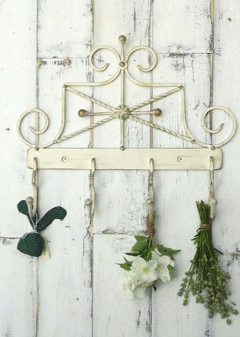 Ковані вішалки в передпокій (42 фото): вибираємо настінні і підлогові ковані вішалки, приклади в інтер’єрі