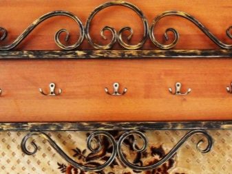 Ковані вішалки в передпокій (42 фото): вибираємо настінні і підлогові ковані вішалки, приклади в інтер’єрі