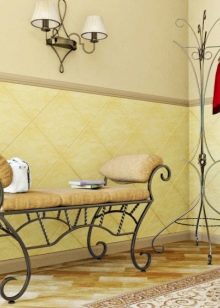 Ковані вішалки в передпокій (42 фото): вибираємо настінні і підлогові ковані вішалки, приклади в інтер’єрі