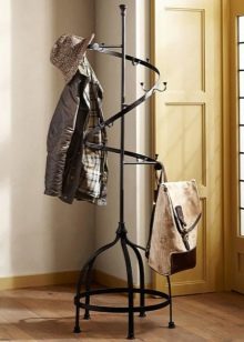 Ковані вішалки в передпокій (42 фото): вибираємо настінні і підлогові ковані вішалки, приклади в інтер’єрі