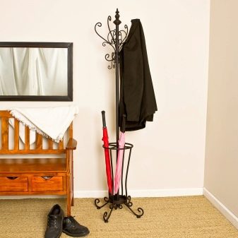 Ковані вішалки в передпокій (42 фото): вибираємо настінні і підлогові ковані вішалки, приклади в інтер’єрі