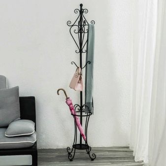 Ковані вішалки в передпокій (42 фото): вибираємо настінні і підлогові ковані вішалки, приклади в інтер’єрі