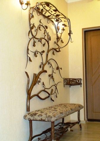 Ковані вішалки в передпокій (42 фото): вибираємо настінні і підлогові ковані вішалки, приклади в інтер’єрі