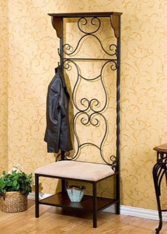 Ковані вішалки в передпокій (42 фото): вибираємо настінні і підлогові ковані вішалки, приклади в інтер’єрі
