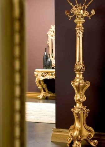 Ковані вішалки в передпокій (42 фото): вибираємо настінні і підлогові ковані вішалки, приклади в інтер’єрі