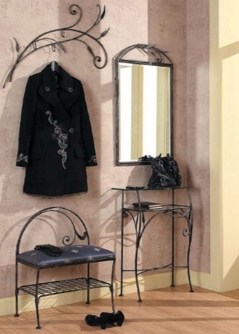 Ковані вішалки в передпокій (42 фото): вибираємо настінні і підлогові ковані вішалки, приклади в інтер’єрі