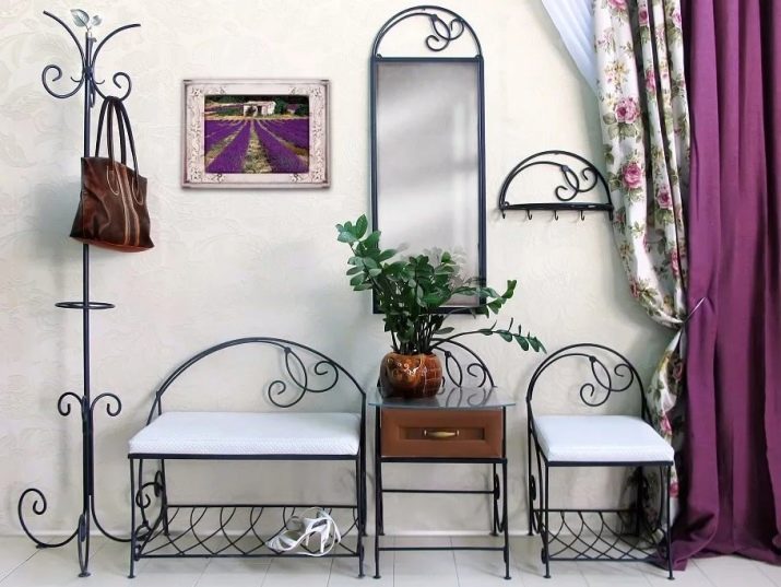 Ковані вішалки в передпокій (42 фото): вибираємо настінні і підлогові ковані вішалки, приклади в інтер’єрі