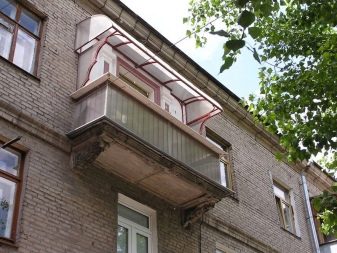 Козирок на балкон (39 фото): оформлення навісу над балконом останнього поверху, огляд балконних козирків з полікарбонату та кованих навісів