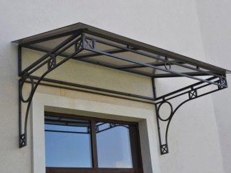 Козирок на балкон (39 фото): оформлення навісу над балконом останнього поверху, огляд балконних козирків з полікарбонату та кованих навісів