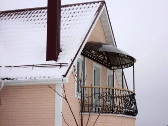 Козирок на балкон (39 фото): оформлення навісу над балконом останнього поверху, огляд балконних козирків з полікарбонату та кованих навісів