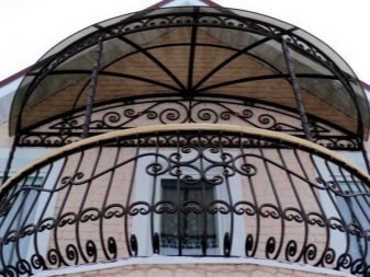 Козирок на балкон (39 фото): оформлення навісу над балконом останнього поверху, огляд балконних козирків з полікарбонату та кованих навісів