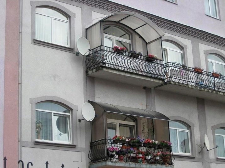 Козирок на балкон (39 фото): оформлення навісу над балконом останнього поверху, огляд балконних козирків з полікарбонату та кованих навісів