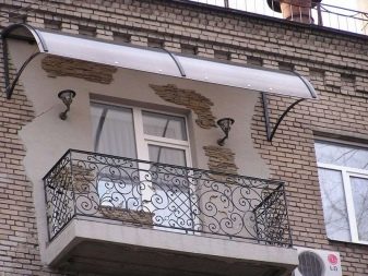 Козирок на балкон (39 фото): оформлення навісу над балконом останнього поверху, огляд балконних козирків з полікарбонату та кованих навісів