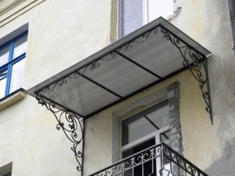Козирок на балкон (39 фото): оформлення навісу над балконом останнього поверху, огляд балконних козирків з полікарбонату та кованих навісів