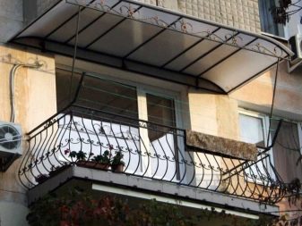 Козирок на балкон (39 фото): оформлення навісу над балконом останнього поверху, огляд балконних козирків з полікарбонату та кованих навісів