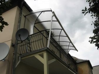 Козирок на балкон (39 фото): оформлення навісу над балконом останнього поверху, огляд балконних козирків з полікарбонату та кованих навісів