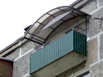Козирок на балкон (39 фото): оформлення навісу над балконом останнього поверху, огляд балконних козирків з полікарбонату та кованих навісів