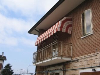 Козирок на балкон (39 фото): оформлення навісу над балконом останнього поверху, огляд балконних козирків з полікарбонату та кованих навісів