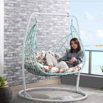 Крісло на балкон (55 фото): вибираємо маленьке підвісне крісло, розкладне крісло-ліжко і плетене крісло-качалка